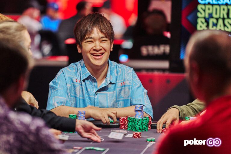 Masato Yokosawa guida il gruppo con 845.000 chips, seguito a stretto giro da Andrew Voor (836.000) e Andre Abreu (795.000)